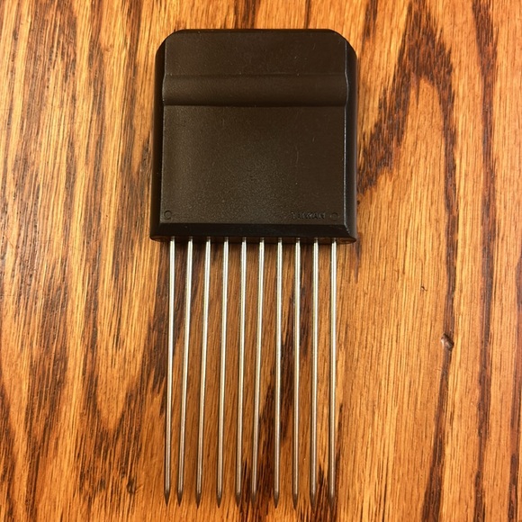 2 Pampered Chef Kitchen Tools Gadgets - Crinkle Cutter 1089 & Hold N Slice 1101 - Picture 3 of 7